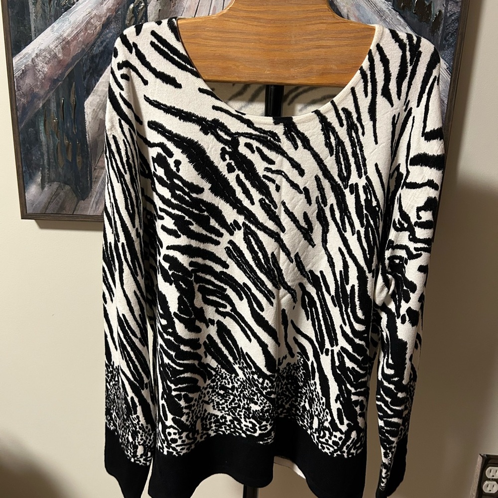 1X Sweater with fun print and sparkle detail